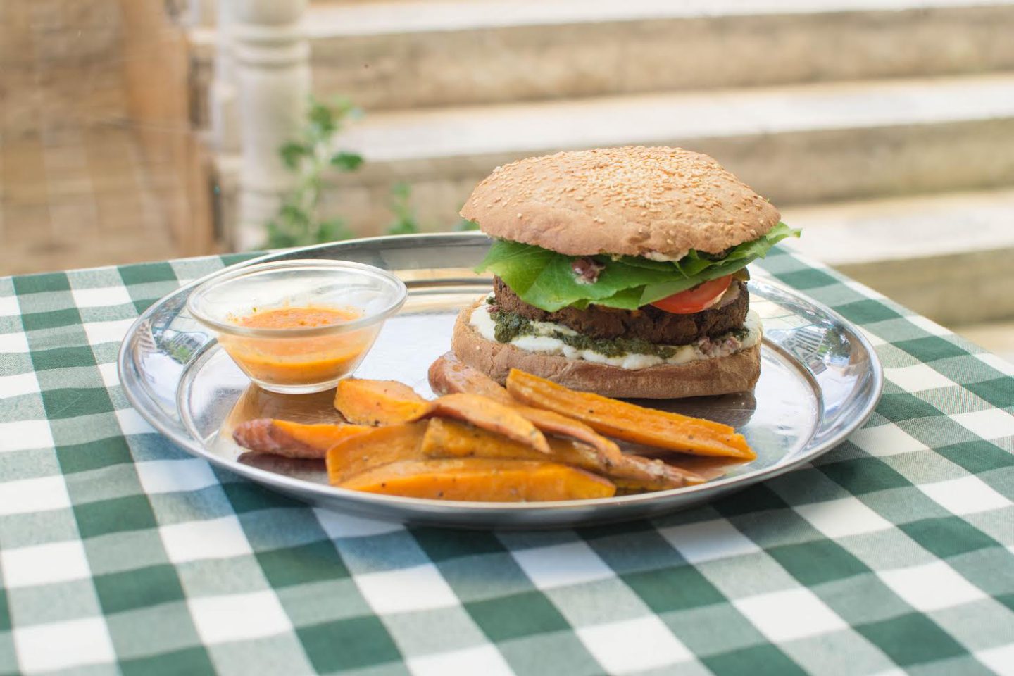 This Jerusalem restaurant combines vegan, kosher and cozy in one homely place | The Switchers