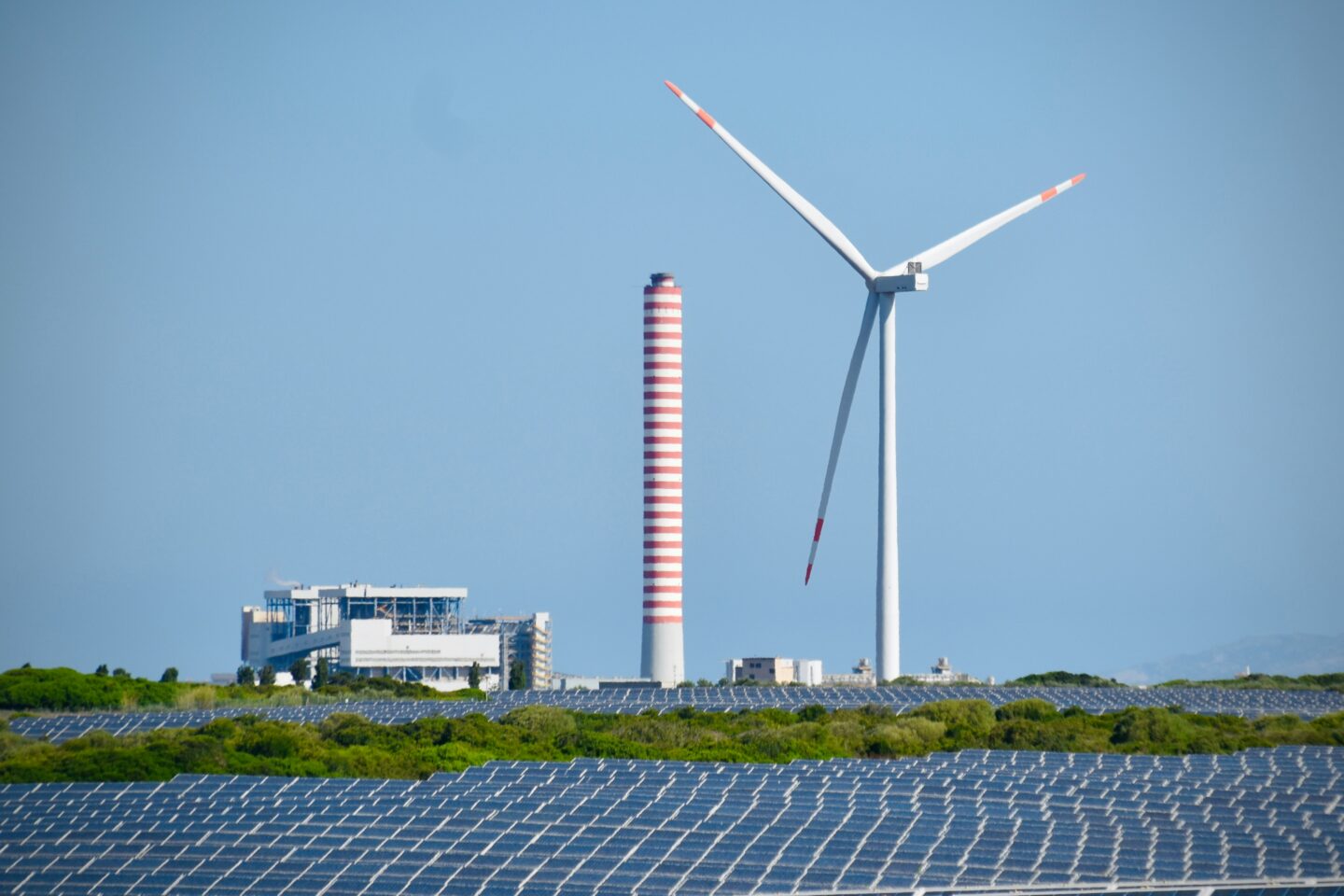 Green Power, Green Molecules: How MENA’s Heavy Industry Is Rewiring for a Carbon-Priced Europe | The Switchers