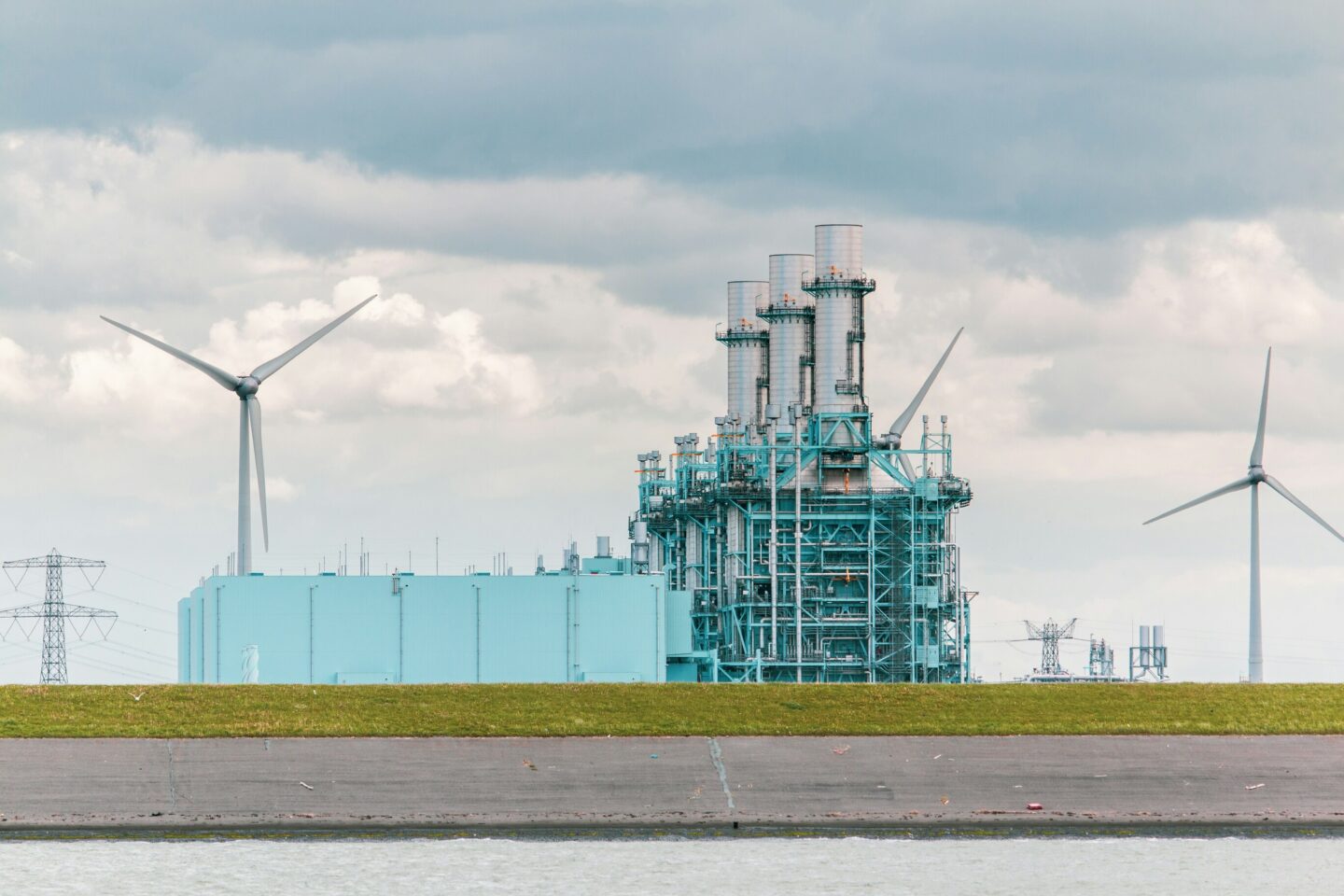 Green Power, Green Molecules: How MENA’s Heavy Industry Is Rewiring for a Carbon-Priced Europe | The Switchers